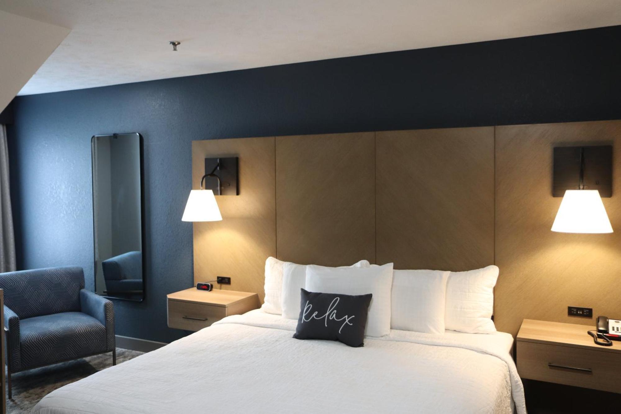 Eastland Suites Hotel & Conference Center Блумингтон Экстерьер фото