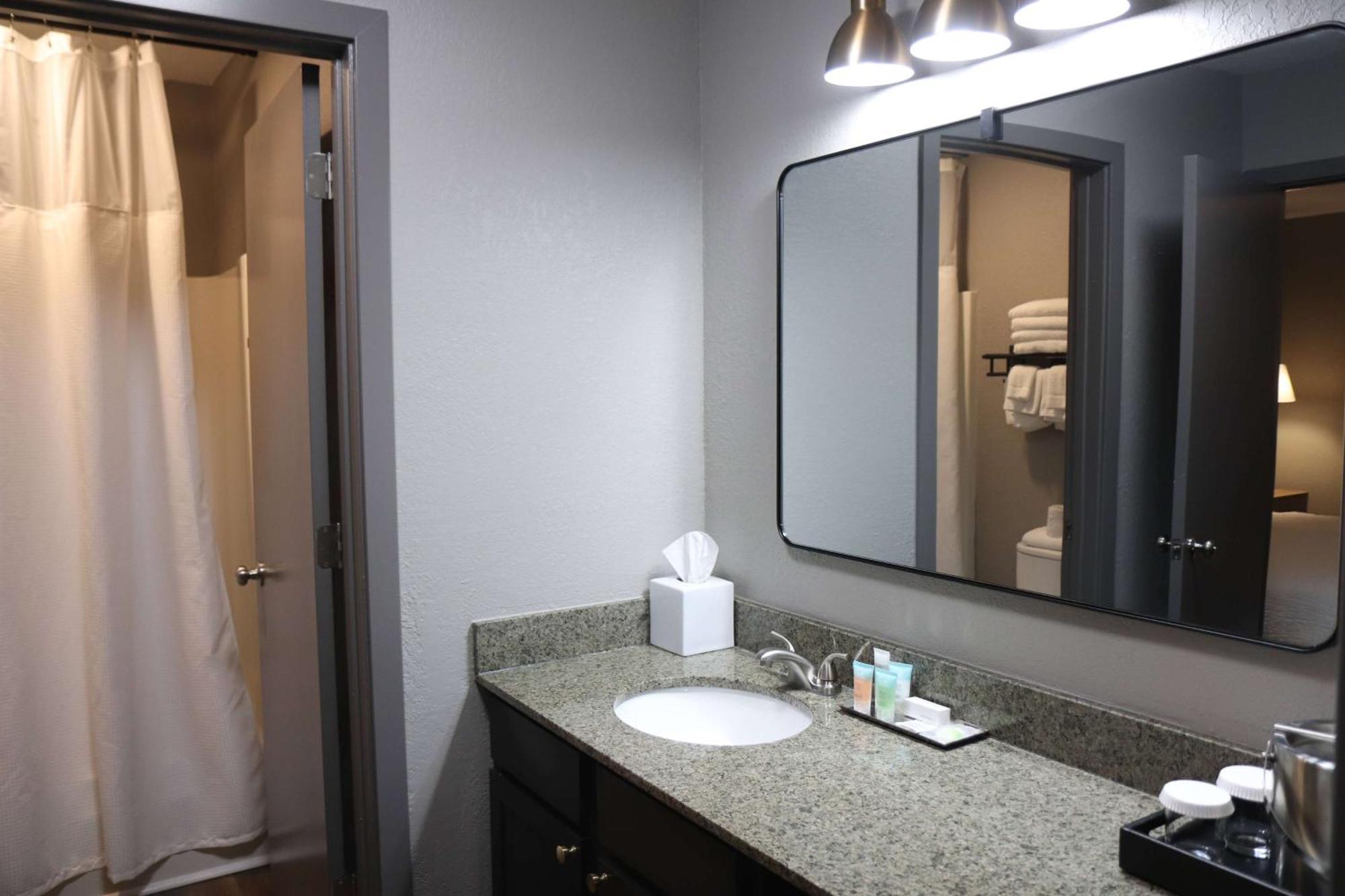 Eastland Suites Hotel & Conference Center Блумингтон Экстерьер фото