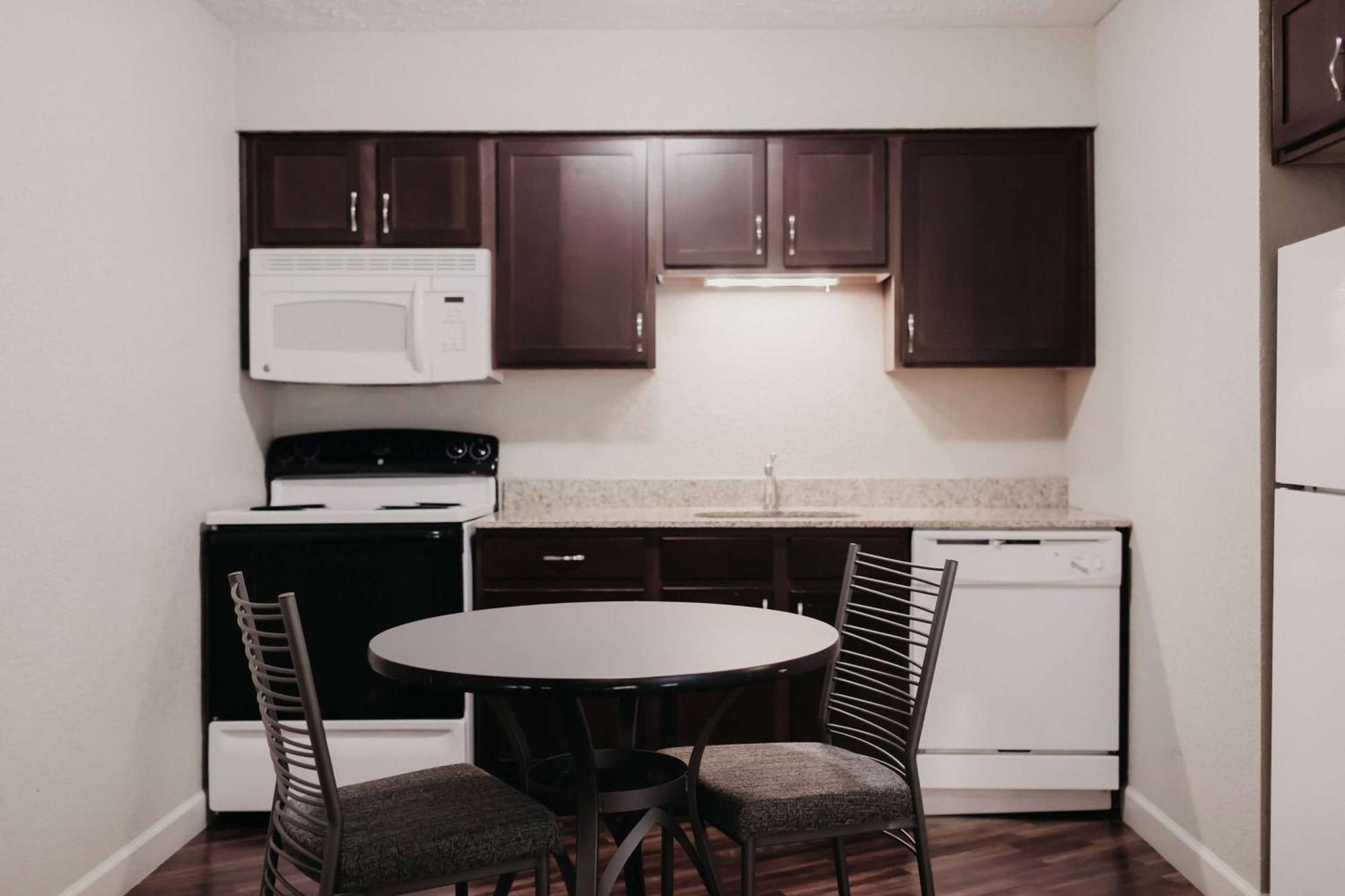 Eastland Suites Hotel & Conference Center Блумингтон Экстерьер фото