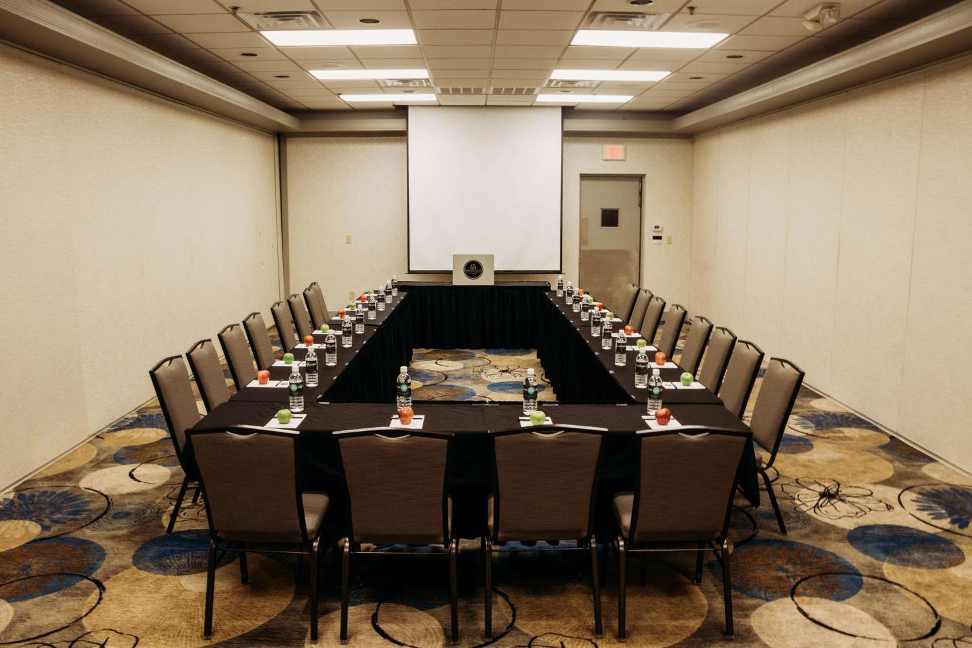 Eastland Suites Hotel & Conference Center Блумингтон Экстерьер фото