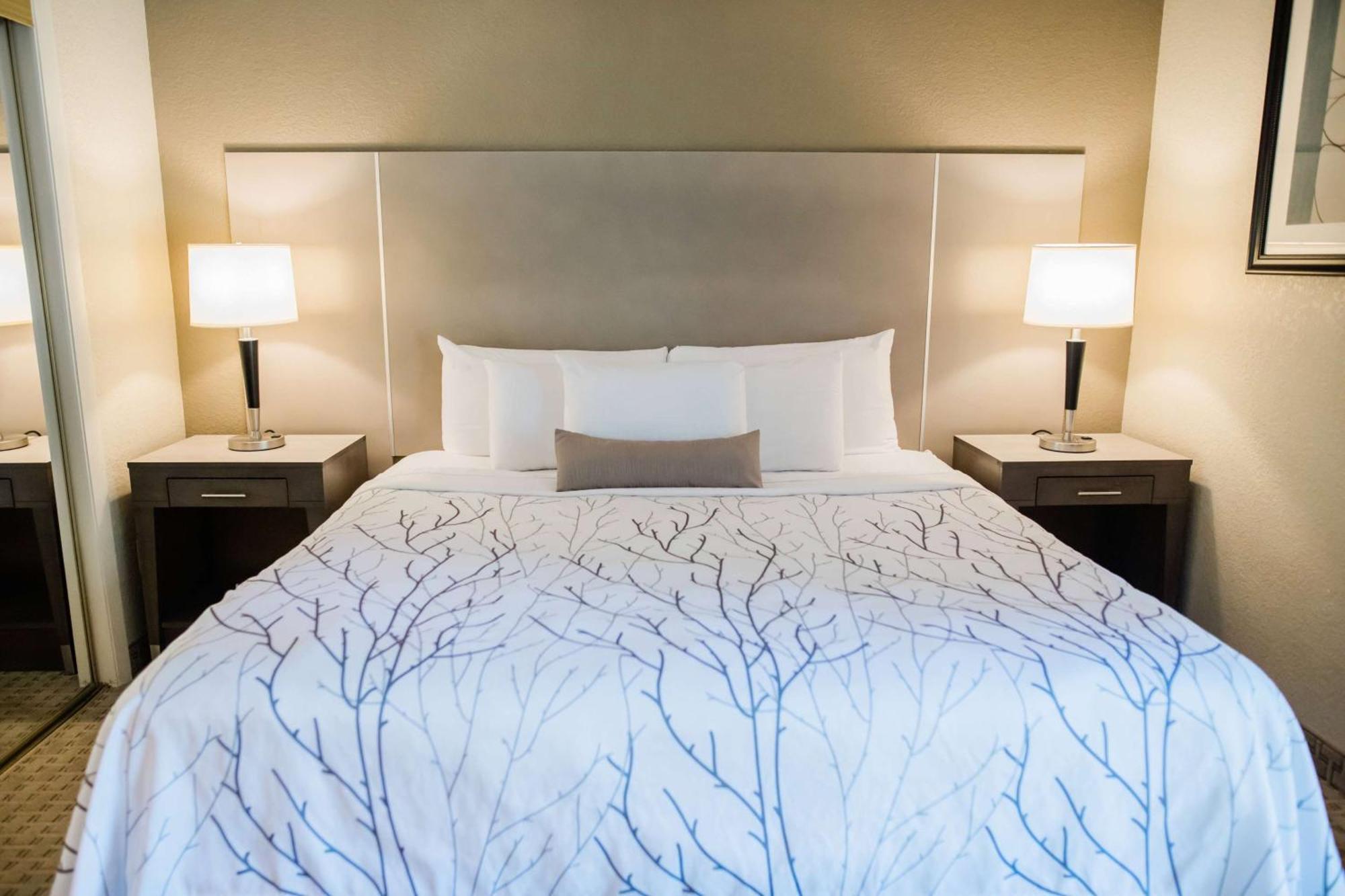 Eastland Suites Hotel & Conference Center Блумингтон Экстерьер фото
