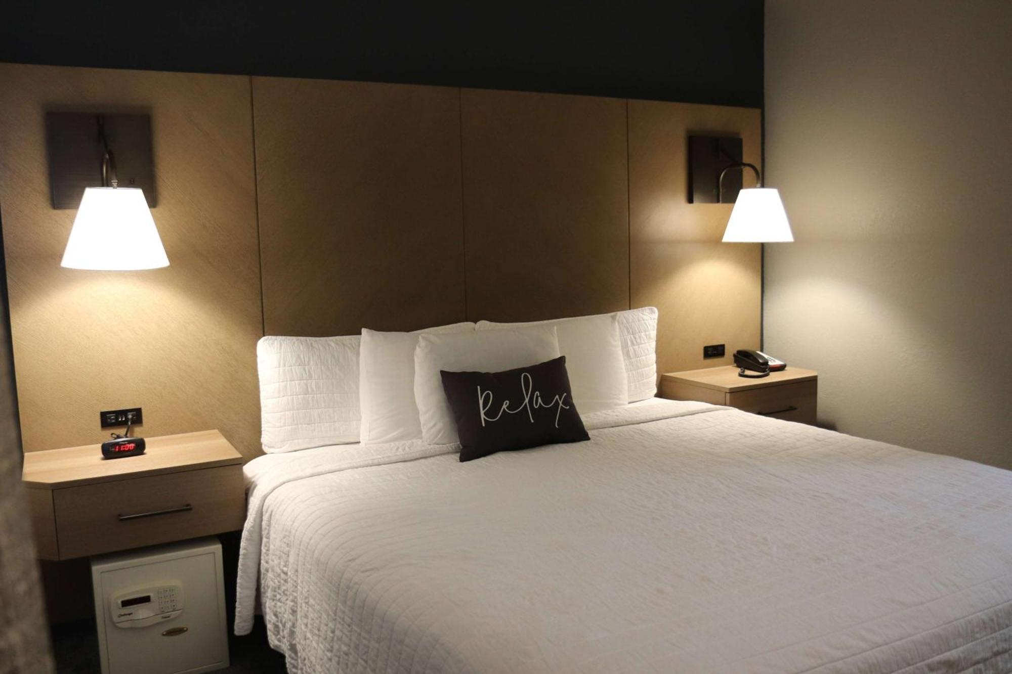 Eastland Suites Hotel & Conference Center Блумингтон Экстерьер фото