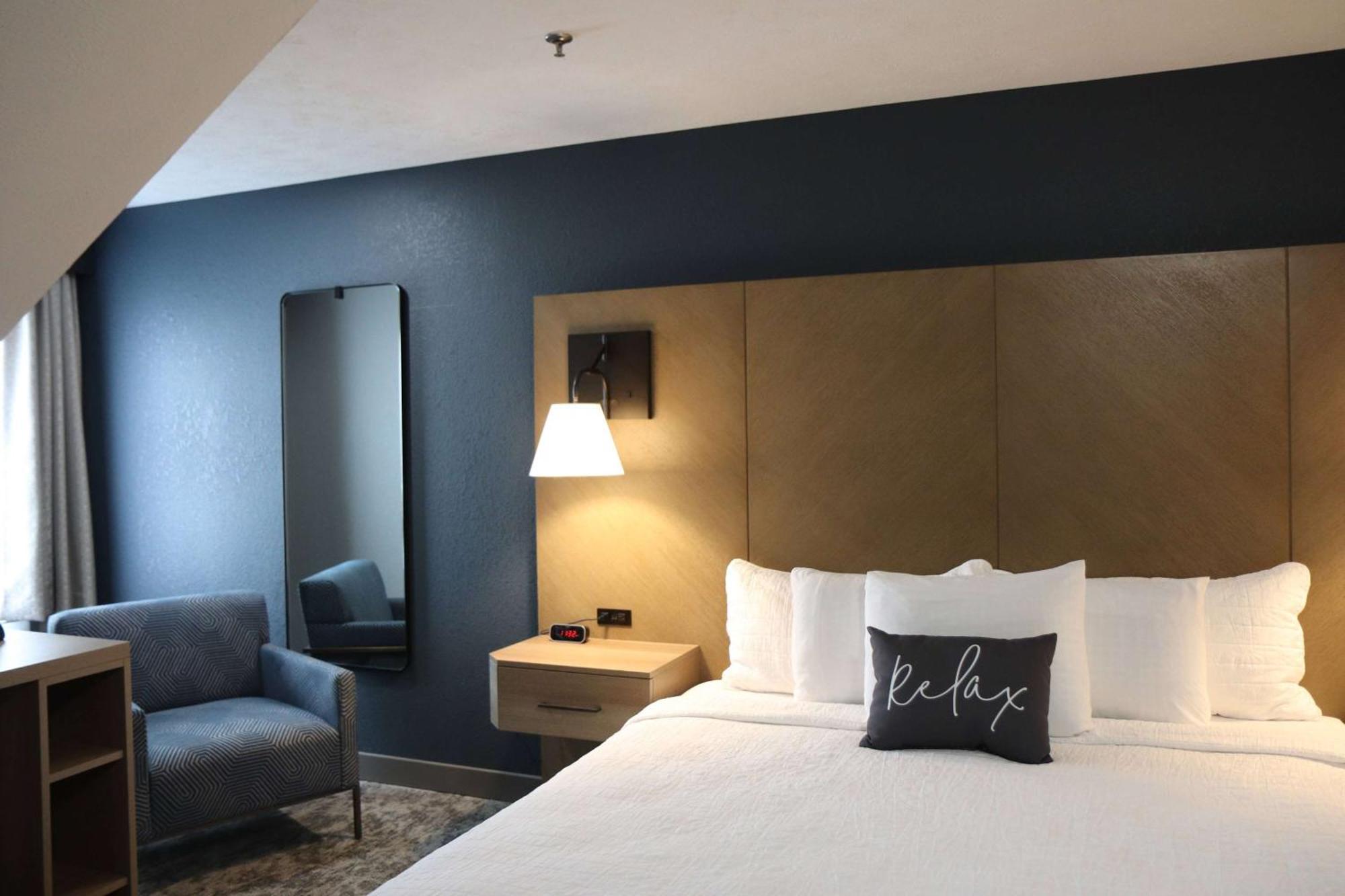 Eastland Suites Hotel & Conference Center Блумингтон Экстерьер фото